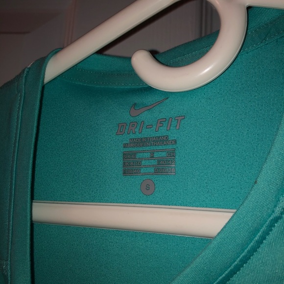 Nike athletic top - Picture 2 of 3